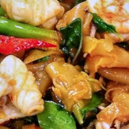 เส้นใหญ่ผัดขี้เมาทะเล