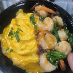 ไข่ข้นกะเพรากุ้งเด้งราดข้าว