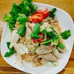 ยำมาม่าหมูสับหมูยอ