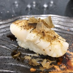 ซูชิหน้าโฮตาเตะ ซอสเทอริยากิ คัตสึโอะ (Hotate Sushi Teriyaki Sauce Katsuo)