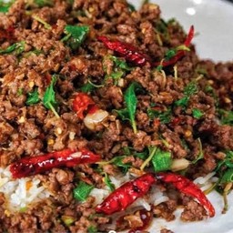 กะเพราเนื้อสับราดข้าว