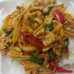 ผัดพริกแกงหน่อไม้ราดข้าว