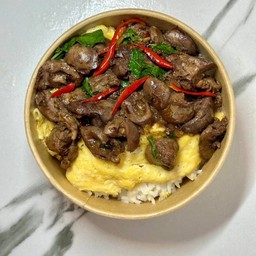 ข้าวกะเพราเครื่องในไก่