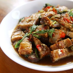 หมูกรอบผัดกระเพรา