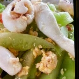 ข้าวแตงกวาผัดไข่ปลาหมึก