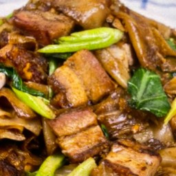 วุ้นเส้นผัดซีอิ้วหมูกรอบ