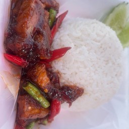 ข้าวหมูกรอบผัดพริกแกง