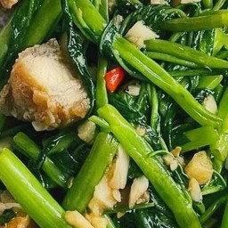 ผัดผักบุ้งหมูกรอบราดข้าว