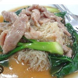 เส้นหมี่ราดหน้าหมู