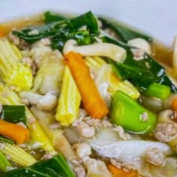 ราดหน้าเส้นใหญ่หมูสับ