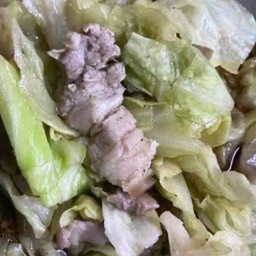 ข้าว ผัดกระหล่ำปลีหมูสามชั้นสไลด์