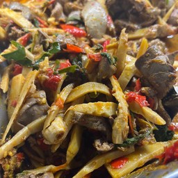 ผัดหน่อไม้เครื่องในไก่