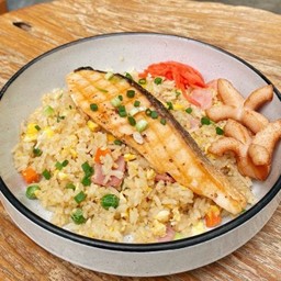 ข้าวผัดเพื่อนบ้าน แซลมอนย่าง