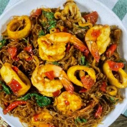 ผัดกระเพราวุ้นเส้นทะเล