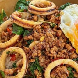 กะเพราหมูสับ+ปลาหมึกราดข้าว