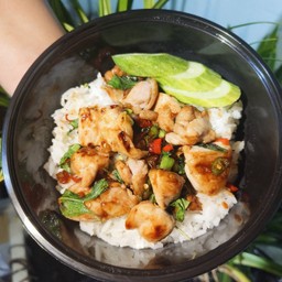 ข้าวไก่ผัดซอสโหระพา