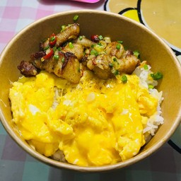 ข้าวไข่ข้นหมูสามชั้นคั่วพริกเกลือ