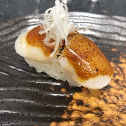 ซูชิหน้าโฮตาเตะ ซอสทงคัตสึ เนกิ (Hotate Sushi Tonkatsu Sauce Negi)