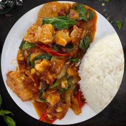 ข้าวหมูกรอบผัดพริกเผา Crispy pork chili paste on rice