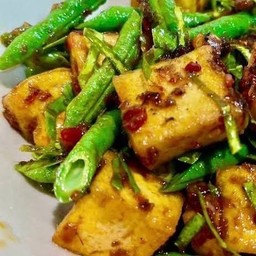 ผัดพริกแกงเต้าหู้มังสวิรัตราดข้าว