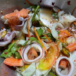 ยำรวมมิตรแซลมอนไม่ใส่เส้น