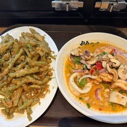 ยำผักบุ้งทอด