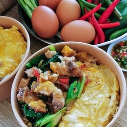 ข้าวคะน้าหมูกรอบไข่ข้น