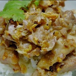 หมูผัดกระเทียมพริกไทย ราดข้าว