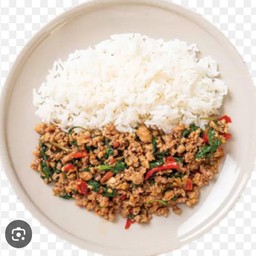 กระเพราหมูสับราดข้าว