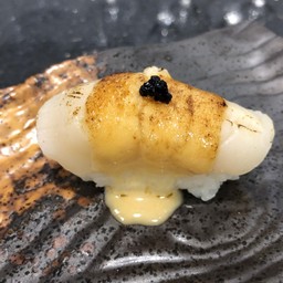 ซูซิหน้าโฮตาเตะ ซอสคาเวียร์ (Hotate Sushi With Cavia Sauce)