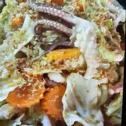 ข้าว ผัดกระหล่ำปลีปลาหมึก