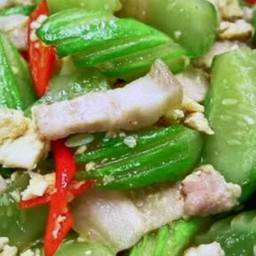 ข้าวแตงกวาผัดไข่หมูกรอบ