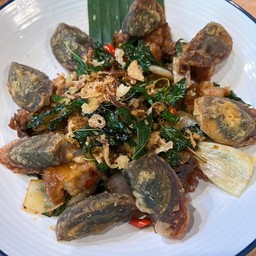 ไข่เยี่ยวม้ากะเพรากรอบ