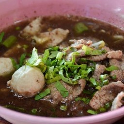 ก๋วยเตี๋ยวหมู น้ำตก (หมูหมัก ตับ ลูกชิ้น)
