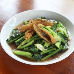 คะน้าผัดปลาสลิด