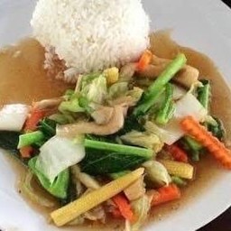 ผัดผักรวมมังสวิรัติราดข้าว