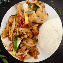 ข้าวหมูกรอบผัดพริกพริกไทยดำ crispy pork fried with black pepper on rice