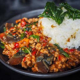 ข้าวกระเพราไข่เยี่ยวม้า