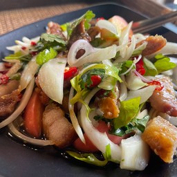 ยำคอหมูทอด