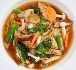 ราดหน้าเส้นใหญ่ผักรวมและเห็ดรวมมังสวิรัติ