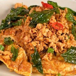 ผัดกระเพราหมูสับไข่ยัดไส้ราดข้าว