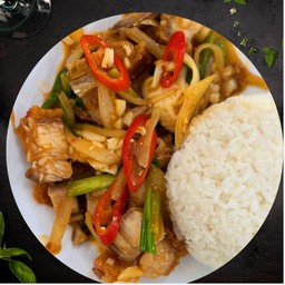ข้าวหมูกรอบผัดไข่เค็ม Crispy pork fried with salted egg on rice