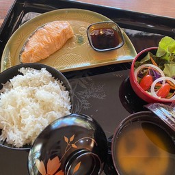 ข้าวปลาแซลม่อนย่างซอสเทอริยากิ