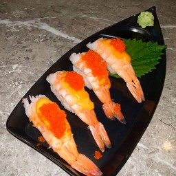 ซูชิหน้ากุ้งซอสสไปร์ซี่ไข่กุ้ง 4คำ