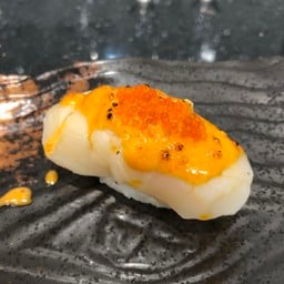 ซูชิหน้าโฮตาเตะ ซอสสไปซี่โทบิโกะ (Hotate Sushi With Spicy Tobiko Sauce )