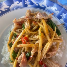 กระเพาหน่อไม้หมูชิ้น