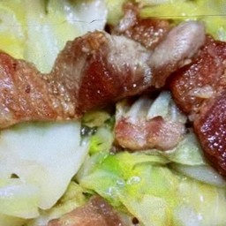 ข้าว ผัดกระหล่ำปลีหมูกรอบ