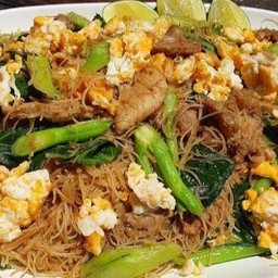 ผัดซีอิ๋วเส้นหมี่หมู