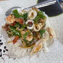 ข้าวราดผัดฉ่าทะเล