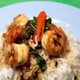 กระเพรากุ้งราดข้าว